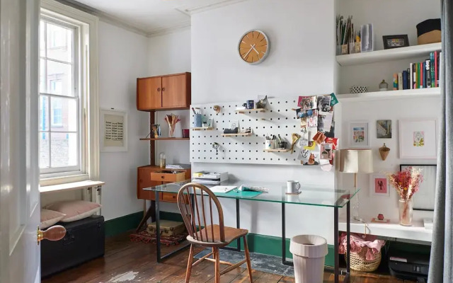 JOIVY Stylish 2-Bed House W/ Private Garden In Hackney