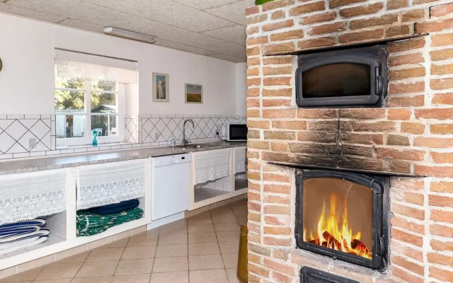 Adorable Holiday Home in Fur near Sea