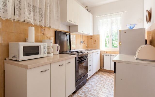 Spacious Holiday Home near Sea