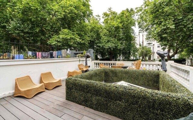 Luxury 2BD Apartment in Holland Park