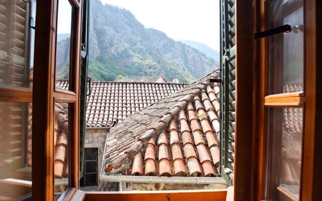 Cozy & Extravagant Suite in Antique Bizanti Palace