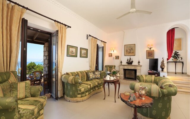 Villa Quietude, beach front villa with a pool