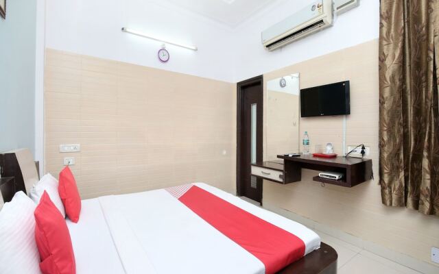 OYO 16441 Hotel Gurjeet