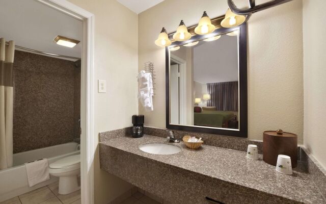 Travelodge by Wyndham New Orleans West Harvey Hotel