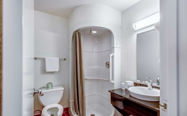 Super 8 by Wyndham Tracy