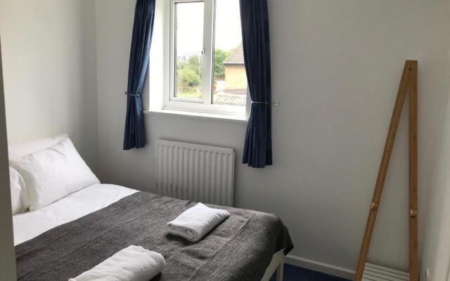 The Conifers - lovely family home in Witney