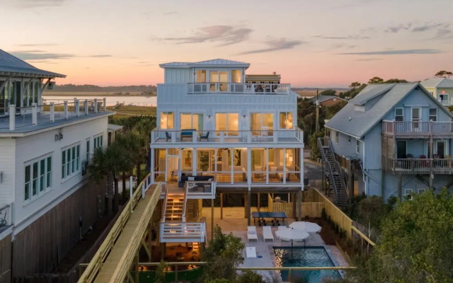 Ocean's Eye by Avantstay Beach Front Home w/ Roof Top, Pool & Putting Green!