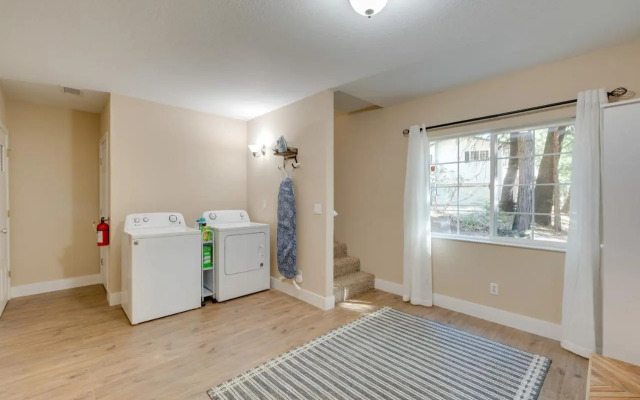 12 Mi to Apple Hill: Family-friendly Cabin Retreat