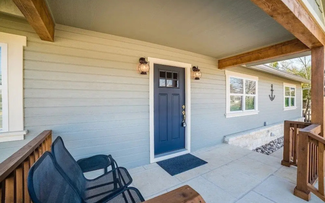 Anchorage Haus 3 Bedroom Home by RedAwning