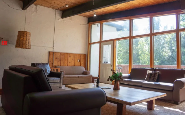 Tyrolean Village Resort-6 Bedroom Chalet