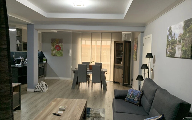 Funchal Apt- Sleeps 2 - Pool & Parking - Madeira