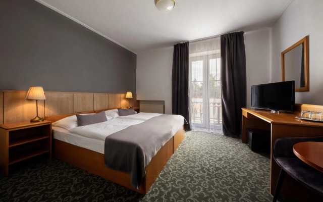 Prague Hotel Carl Inn restaurant & Free Parking