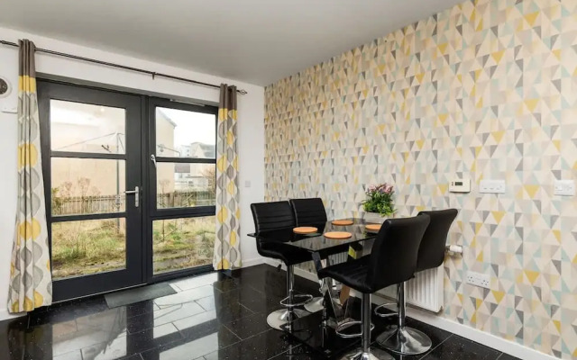 3 Bedroom House - Free Parking
