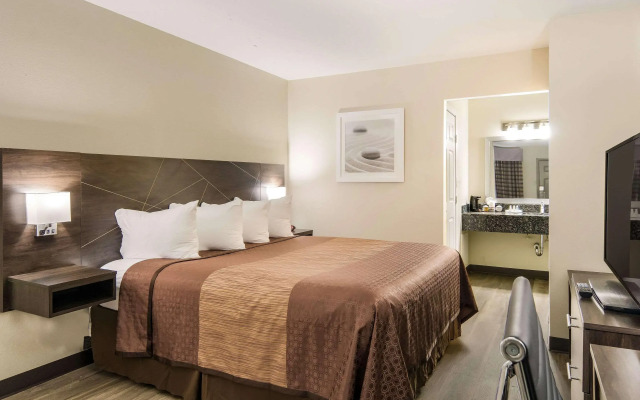 Quality Inn & Suites Dallas - Cityplace
