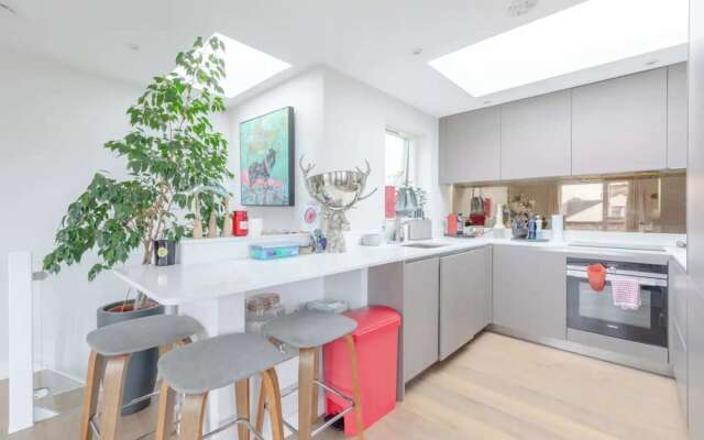 Sleek & Spacious 2BD Flat - Clapham
