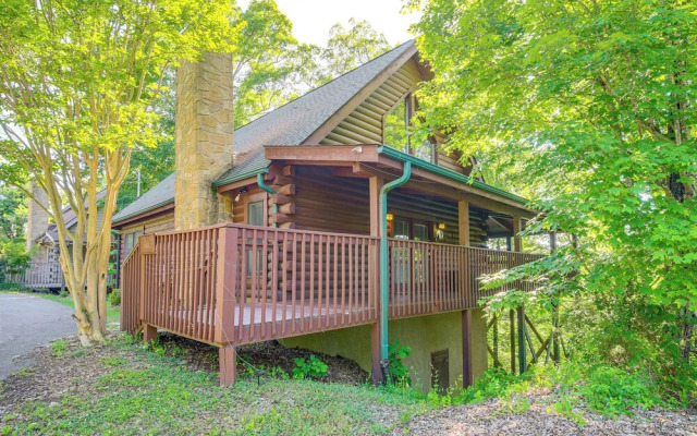 Sevierville Cabin w/ Hot Tub & Deck!