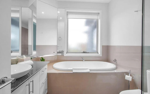 Mornington Esplanade Beachfront & SPA by Rss