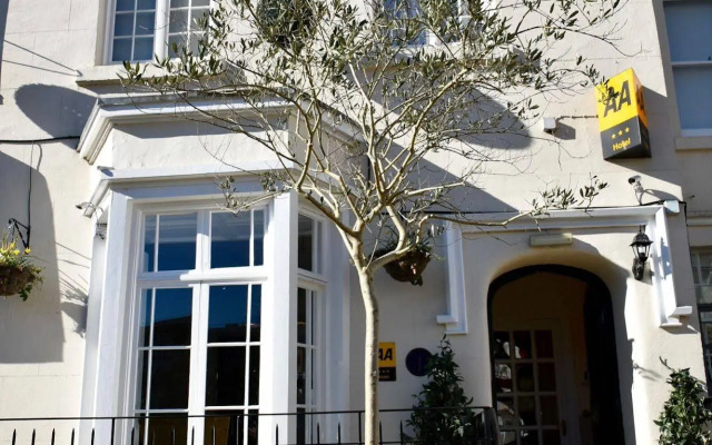 Queens Court Hotel