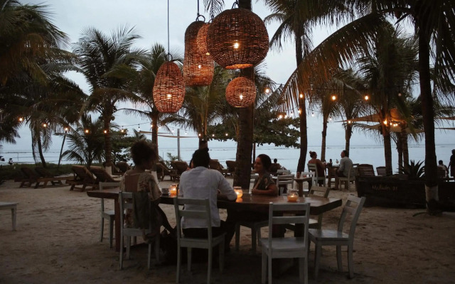 Noah Beach Hotel & Suites