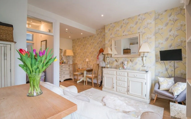 Charming Chelsea Home by the River Thames