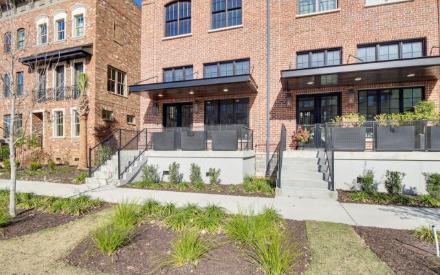 Luxe Savannah Townhome: 1 Mi to Historic District