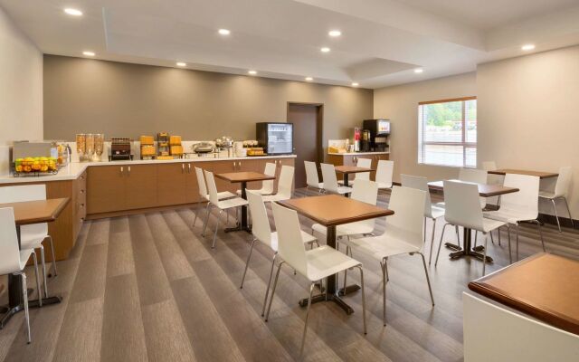 Microtel Inn & Suites by Wyndham Ladysmith Oyster Bay