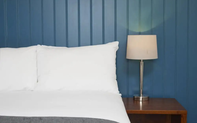 The Longshoot Hotel by Greene King Inns