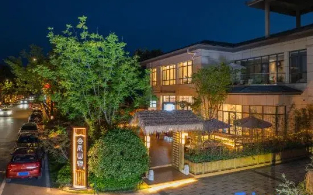 Huatai Hechen Mountain Lodge (Taibai Mountain Tang Town)
