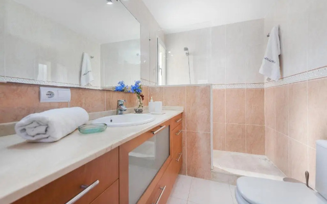 Vistafar - Private Pool & Only 50m to the Sea