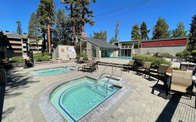 Nice 2 Bedroom Condo in Mammoth! Easy access to 3 Hot Tubs & Pool! by RedAwning