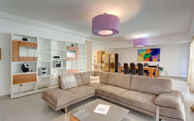 Seaview Apartment In Fort Cambridge, Sliema