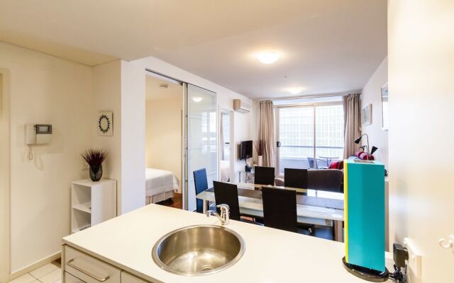WESLEY, 2BDR Carlton Apartment