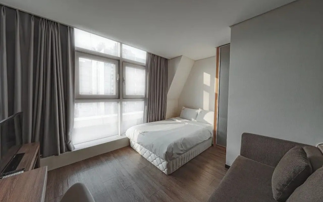 Brown Suites Hotel Sinchon Central