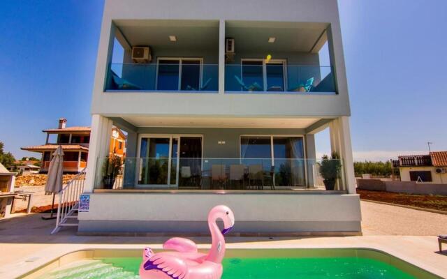 JoNa - with pool - H(8)