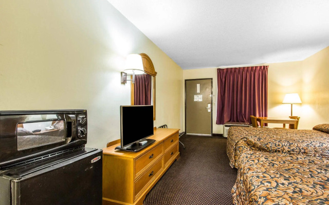 Econo Lodge Inn & Suites