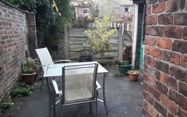 Grand 4-bed Quasi Semi House in Manchester