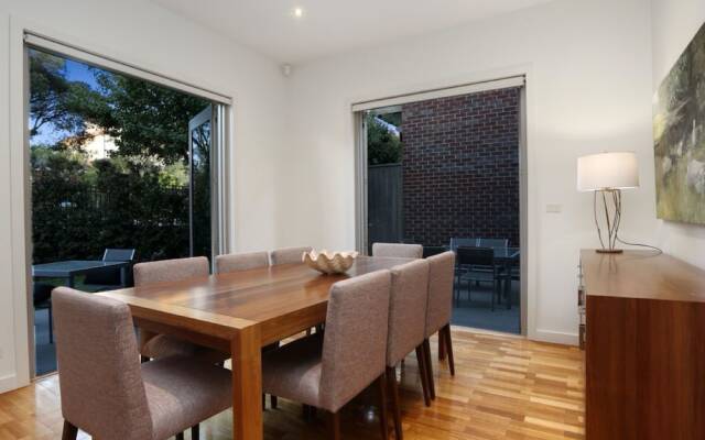 Kew Luxurious Townhouse