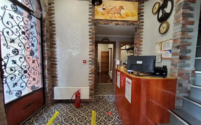 Moonlight Hotel & Hostel