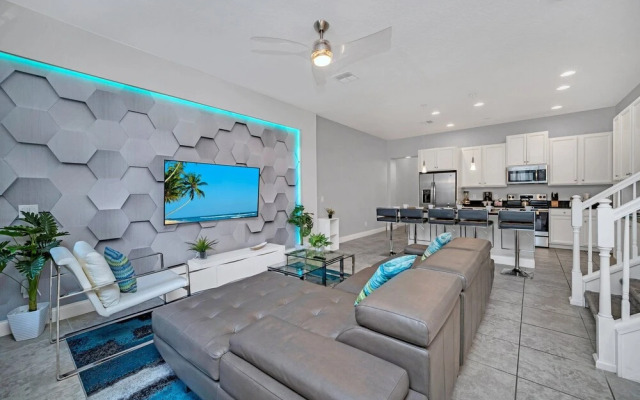 Vibrant Townhome w Private Pool, near Disney