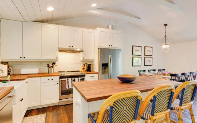 High-end Sapphire Retreat on Fairfield Lake!