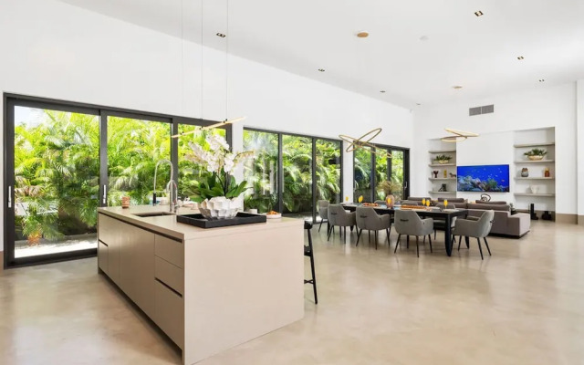 New Designer Villa King Beds Pool Near Beach