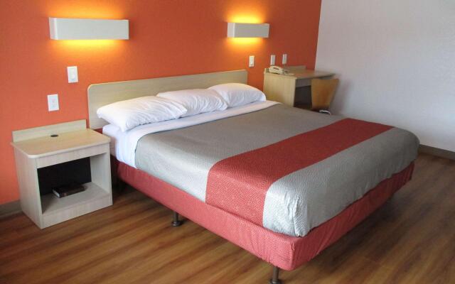 Travelodge by Wyndham Lansing