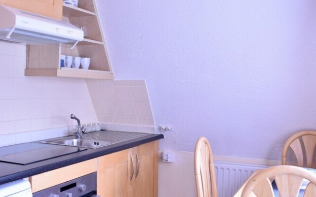 Airy 1 Bedroom Apartment Near The Beach