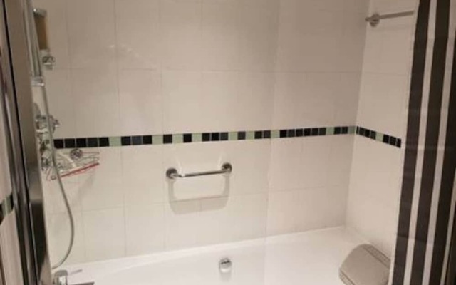 Birminghams Hidden Gem Emerald Apartment, Sleeps 4