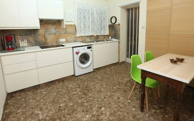 The Bridge-House Apartment