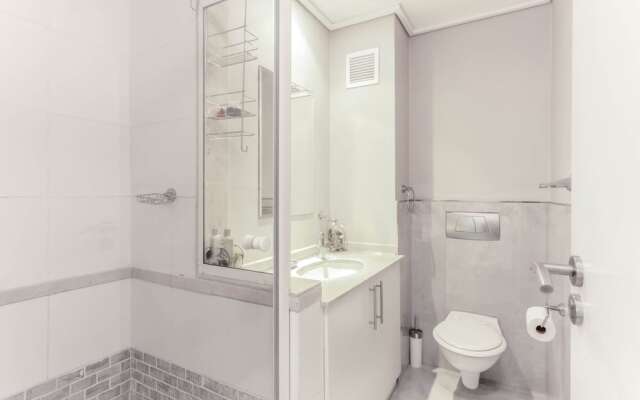 Lagoon Beach by  Cape Town Holiday Apartments