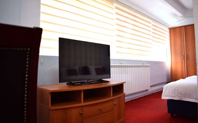 Hotel Aristocrat & Fish Restaurant