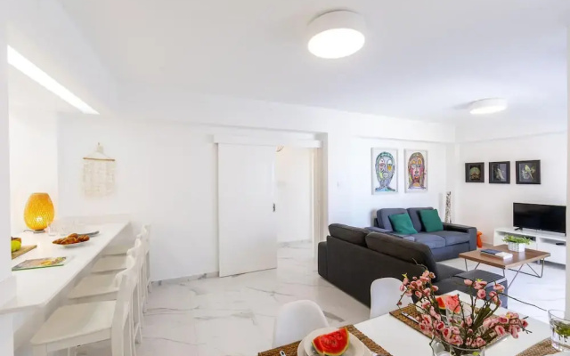 Mackenzie Leo Seafront Suite