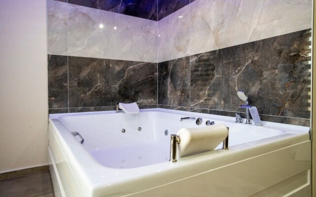 Jakuzili Mustakil Havuzlu Bati Villasi