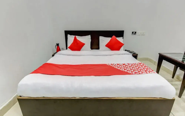 OYO 27999 Hotel Deep